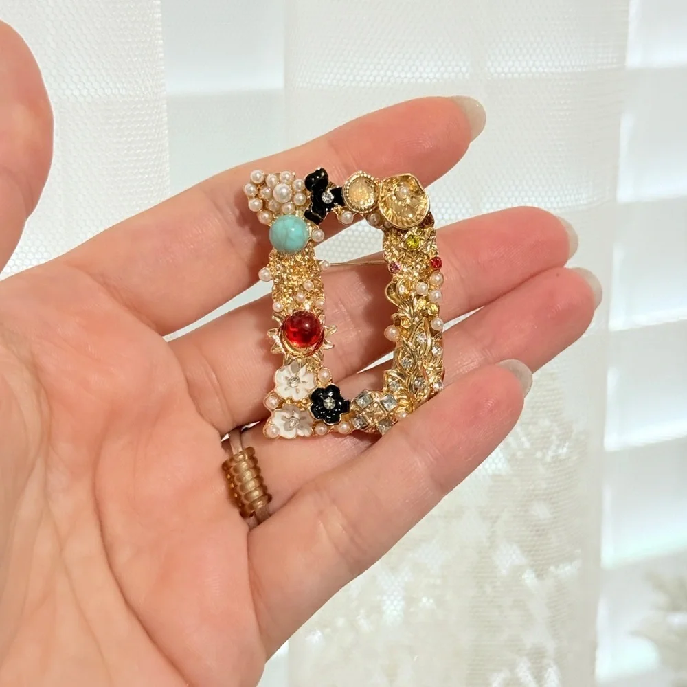 ⚜️ Elegant Gold and Multicolor Brooch
